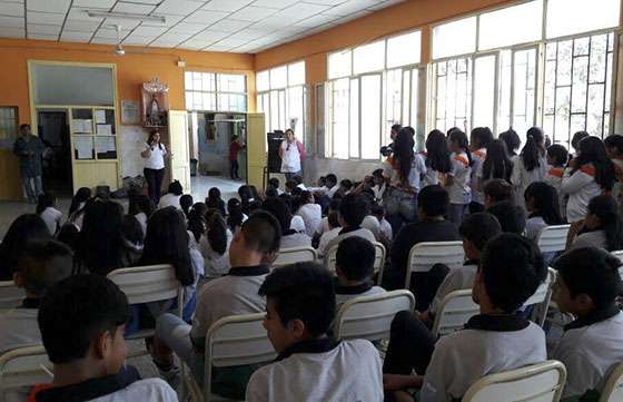 El 9-1-1 capacita a estudiantes sobre el uso del Sistema de Emergencia