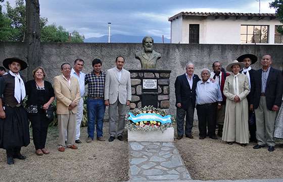 Gobierno donó un busto de José Hernández a Campo Quijano