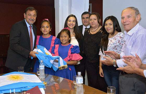 Entregaron banderas de ceremonia a instituciones del interior provincial