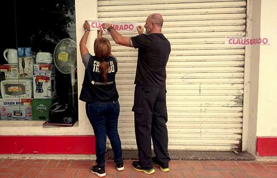 En Joaquín V. González clausuran supermercado por falta de registración de empleados