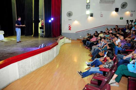 Miguel Isa disertó en Orán durante el ciclo “MotivAcción”