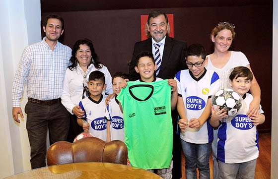 El Gobierno entregó elementos deportivos a niños de zona norte