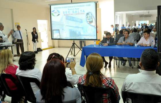 Costello asistió a la presentación de la aplicación para empleados de comercio