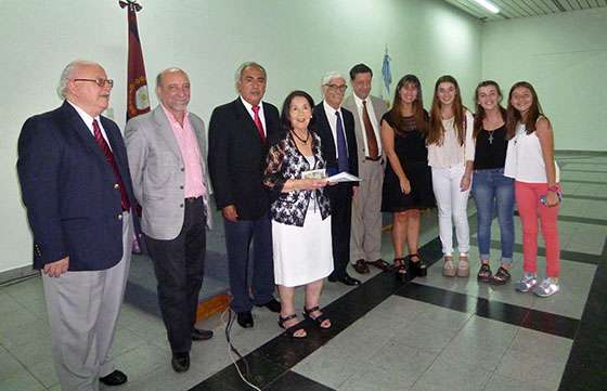 Médicos recibieron medallas por sus bodas de oro y de plata en la medicina