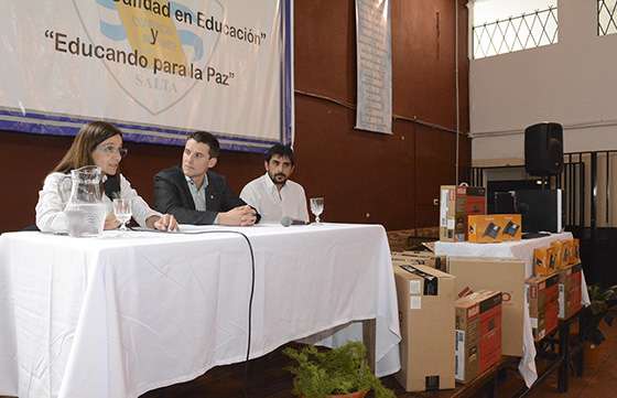 Entregaron equipamiento informático a 200 escuelas de la provincia