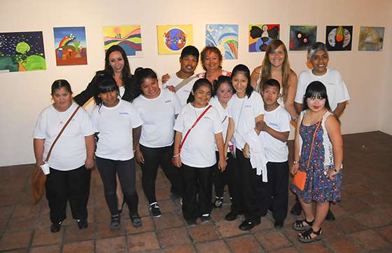 Más de 50 artistas con discapacidad exponen sus pinturas en el Mercado Artesanal
