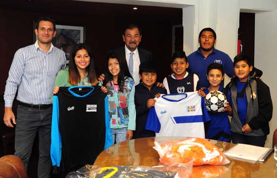 Entregaron indumentaria deportiva a una escuela de fútbol  de Vaqueros
