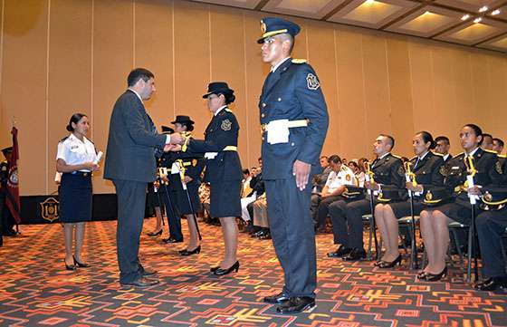 Oliver encabezó el acto de egreso de oficiales de la Policía de Salta