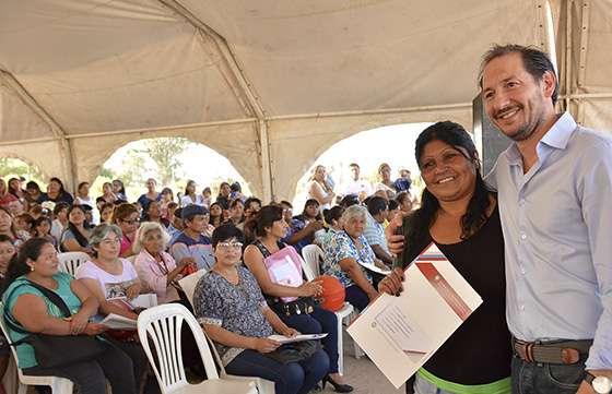 Más de 250 familias de la zona sur capitalina recibieron las escrituras de sus terrenos