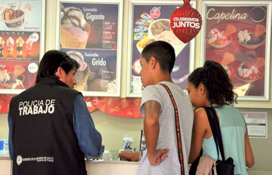 Clausuran una heladería por falta de registración laboral