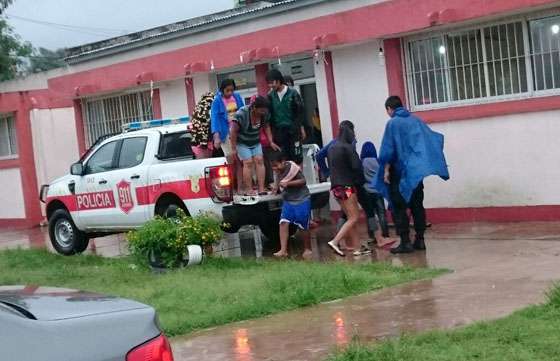 El Ministerio de Seguridad asiste a evacuados por el temporal