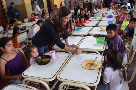 Escuelas Abiertas brinda contención y asistencia nutricional a madres y niños del norte provincial