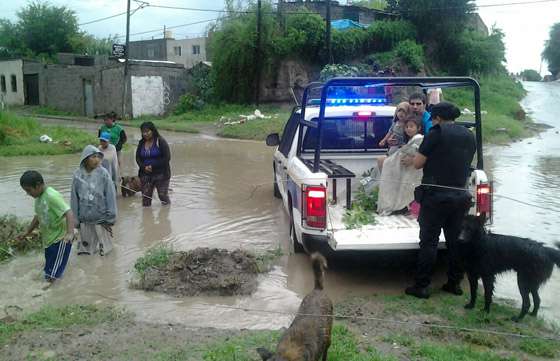 La Policía de la Provincia asistió a damnificados por el temporal en distintas localidades