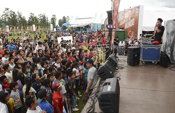 Cientos de salteños y turistas disfrutan de la Feria Dakar en el Parque Bicentenario