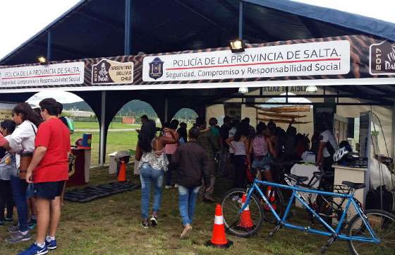 Cientos de salteños visitaron la muestra de la Policía en la Feria del Dakar
