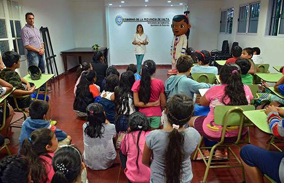 Revisiones médicas y talleres para niños, jóvenes y adultos de la colonia de verano de Deportes