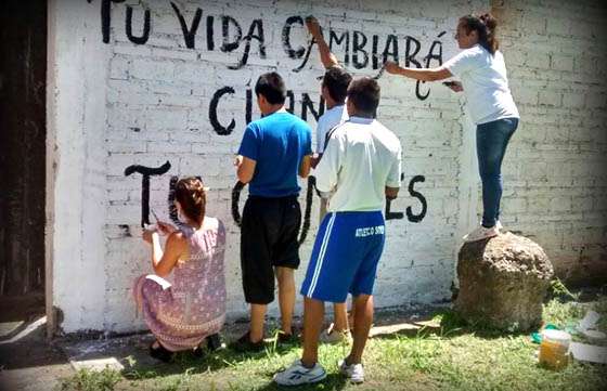 Jóvenes en conflicto con la ley penal pintan murales con Acción Poética