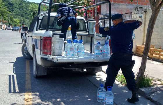 La Policía de Salta continúa asistiendo a damnificados por temporales