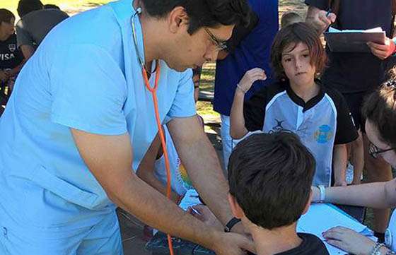 Chicos que participan en la colonia de verano reciben controles médicos y charlas sobre prevención