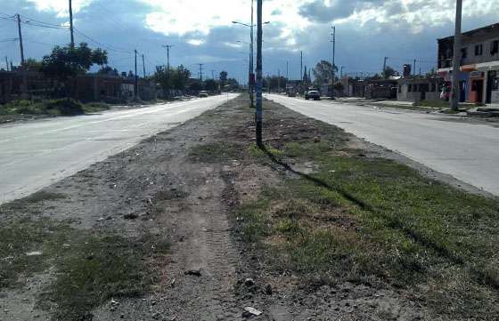 Por pedido de los vecinos, se limpió la platabanda que divide los barrios Solidaridad y La Paz