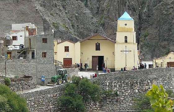 Familias de Iruya afectadas por la crecida de ríos recibieron asistencia