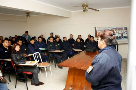 Capacitación en seguridad y violencia escolar para personal policial