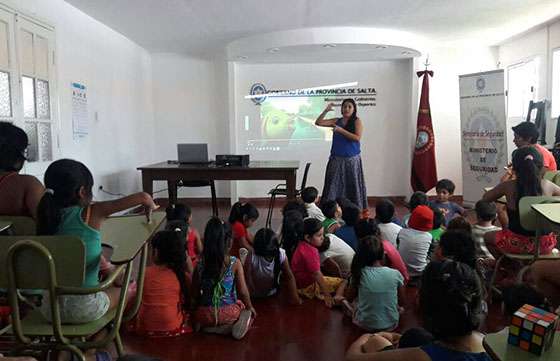 Capacitan a niños y adolescentes de colonias de vacaciones sobre seguridad personal