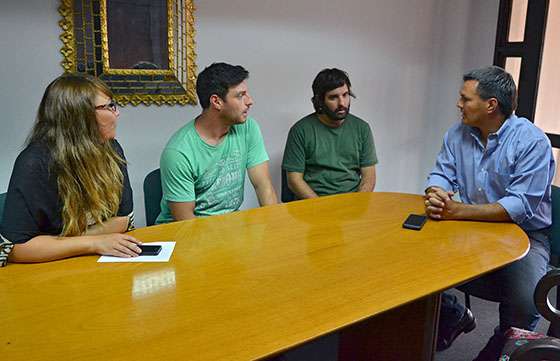 Estudiantes cordobeses de Arquitectura presentaron al ministro Rodríguez el prototipo de la “casa wichí”