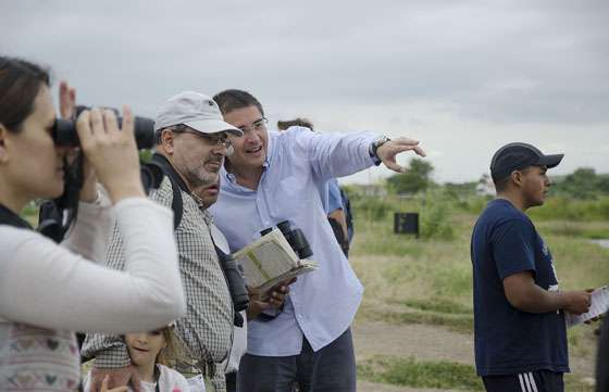 Chicos y grandes disfrutan del avistaje de aves en el Parque del Bicentenario