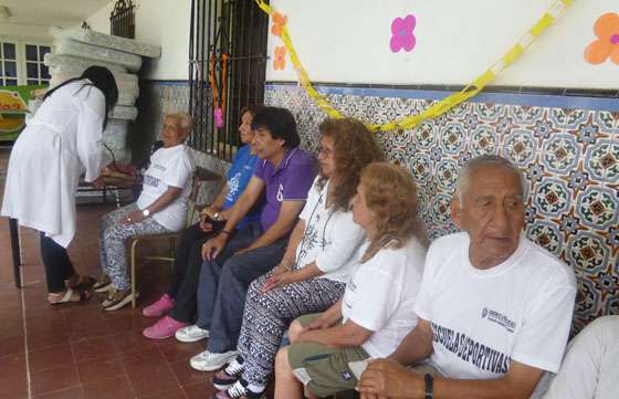 Niños y mayores que asisten a la colonia de vacaciones reciben asistencia médica y talleres de salud