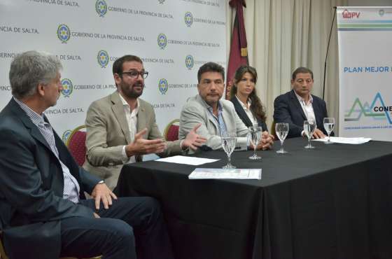 Convenios con municipios para que más salteños tengan gas, agua y cloacas con el plan Conectate