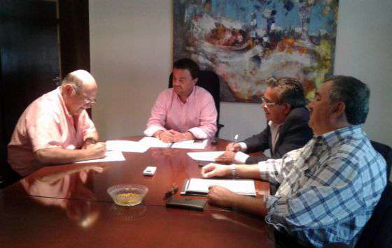 Embarcación suma una máquina hormigonera para trabajos de pavimentación