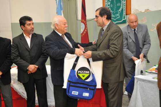 El Gobierno entregó mochilas, útiles y libros a estudiantes y escuelas técnicas