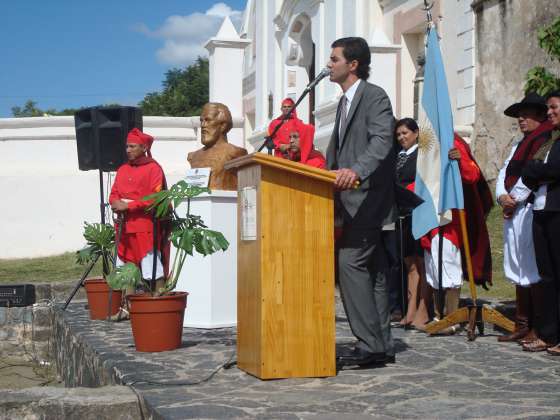 En Alta Gracia, el Gobernador descubrió un busto del General Güemes 