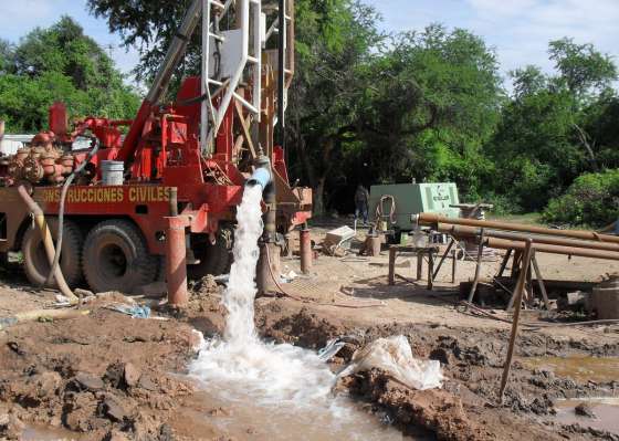 Avanza la construcción del pozo de bombeo de agua potable en Yacuy