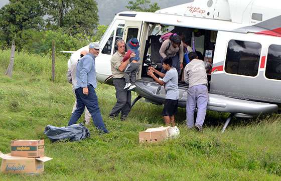 Defensa Civil coordinó el traslado aéreo de alumnos y docentes en Isla de Cañas