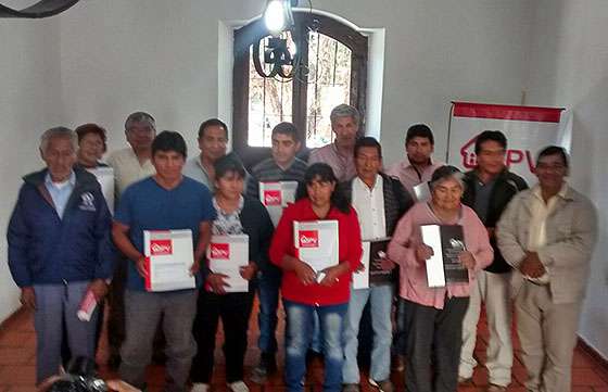 Quince familias de Cachi recibieron la carpeta técnica de su vivienda