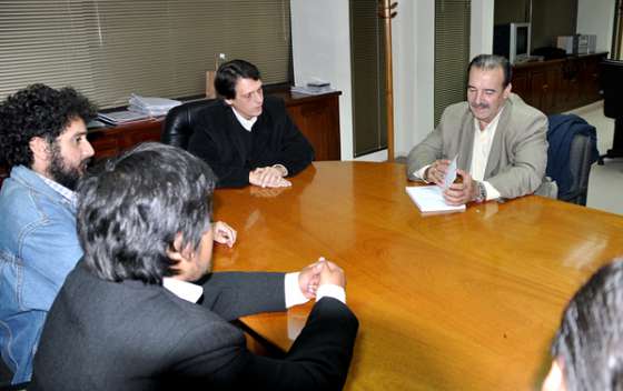 El ministro Kosiner se reunió con el secretario general del Partido Comunista