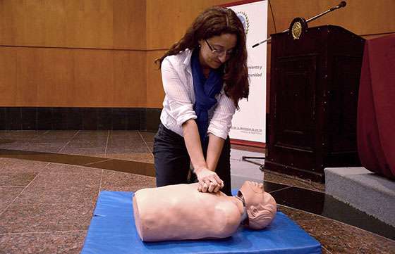 Empleados públicos aprenden técnicas y procedimientos de reanimación cardiopulmonar