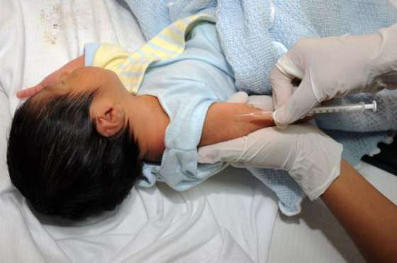 Vacunan contra el neumococo en hospitales y centros de salud