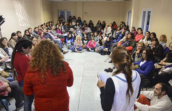 Con charlas y talleres de reconocidos escritores comenzó la kermés literaria