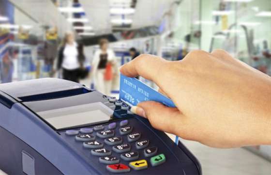 Comercios y prestadores de servicios deberán aceptar los pagos con débito