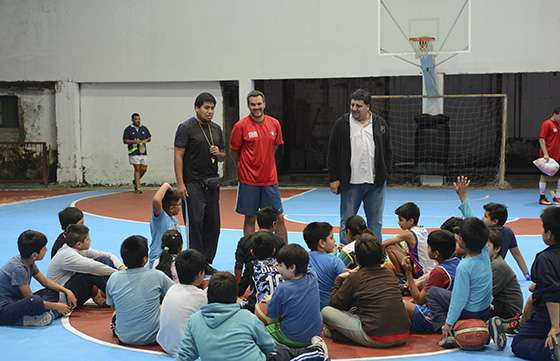 Para las familias del barrio, el Ministerio de Gobierno refaccionó la cancha de Villa Belgrano