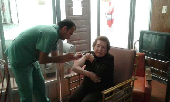 Adultos mayores recibieron la vacuna antigripal en hogares de ancianos
