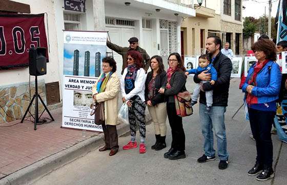 Colocaron una baldosa en homenaje Guillermo Álzaga