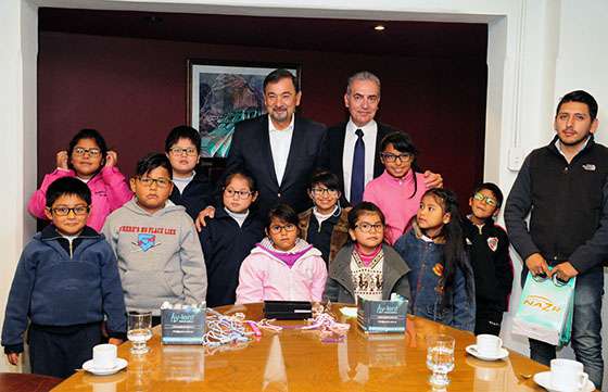 27 niños de Capital y San Carlos recibieron anteojos del 