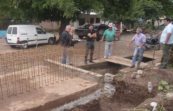 Construyen alcantarillas de hormigón en calles de Aguas Blancas