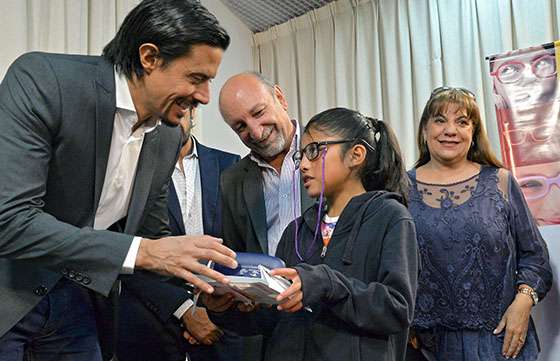 Niños del interior recibieron sus primeras gafas terapéuticas