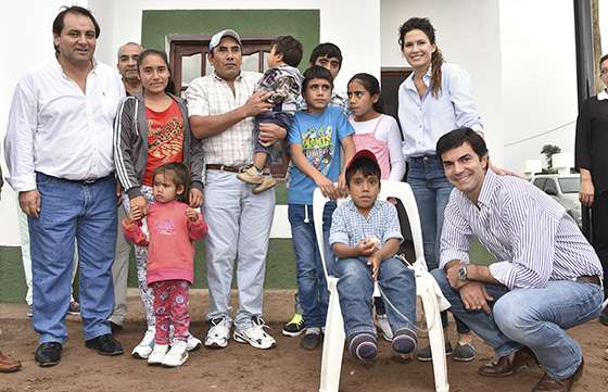 El Gobernador visitó a la familia de Brian Vizgarra en su nueva vivienda