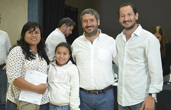 La Provincia entregó lotes de interés social a 19 familias de El Galpón